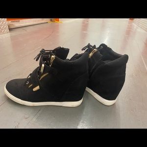 WEDGE ZIP UP SNEAKER